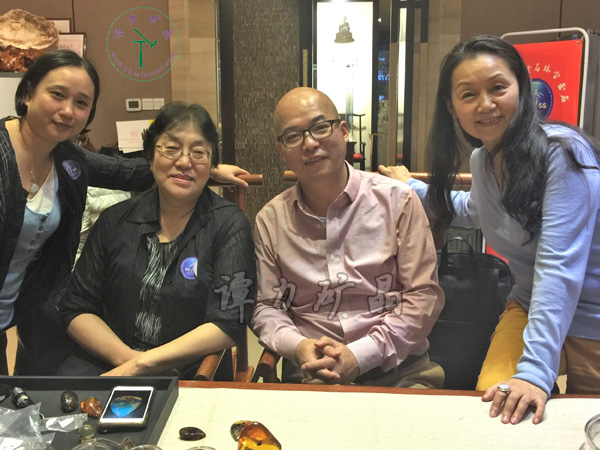 右起：中國(guó)古生物化石保護(hù)基金會(huì)創(chuàng)辦人單華春，譚力，琥珀收藏大家高閣（艾青之女）和她的助手。