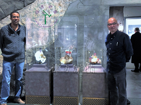 華盛頓國(guó)家自然史博物館Michael-A-Wise邁克爾·懷斯博士（左）向譚力介紹他尋獲的極品碧璽標(biāo)本。