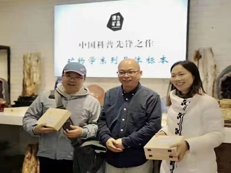 與長(zhǎng)沙市明德中學(xué)黨委書(shū)記、研學(xué)主任、地理老師和長(zhǎng)沙市第一中學(xué)地理老師學(xué)生開(kāi)展研學(xué)課